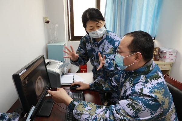 중국 우한시의 병원에서 지난달 30일 신종코로나바이러스감염증(우한폐렴) 환자 증상에 대해 인민해방군 의료팀이 논의하고 있다. 사진=신화