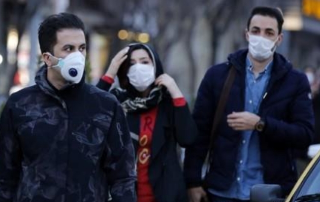 코로나19로 인한 사망자가 속출하고 있는 이란 수도 테헤란에서 마스크를 쓰고 거리를 걷고 있는 시민들.