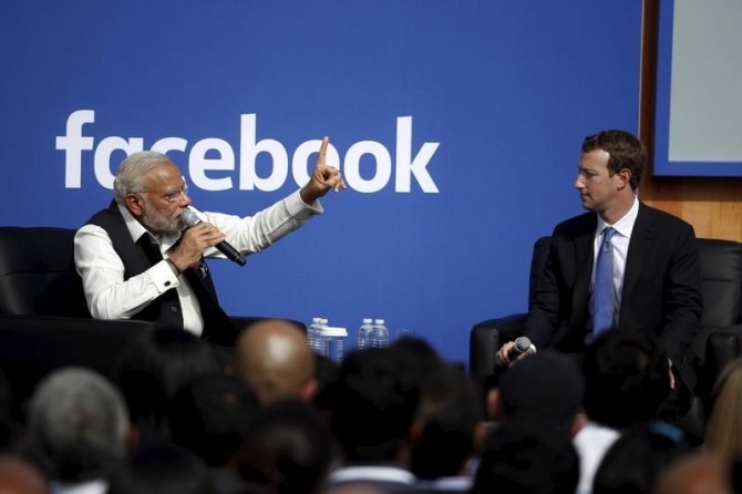 2015년 9월 27일 캘리포니아 페이스북 본사에서 열린 타운홀 미팅에 참석한 나렌드라 모디(왼쪽) 인도 총리와 페이스북 CEO 마크 저커 버그. 사진=로이터