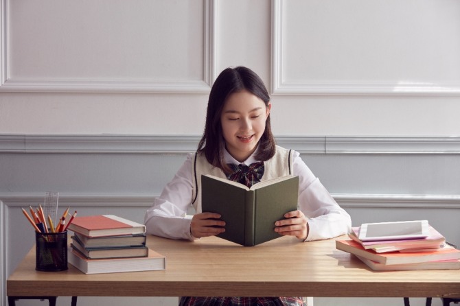 서울시교육청은 학교 휴업기간 동안의 수업 공백으로 인한 학습 결손을 최소화하고 가정학습의 효과를 증대하기 위해 초·중·고에 서울형 독서·토론교육을 활용한 '집콕 독서'를 운영한다. 사진=글로벌이코노믹DB