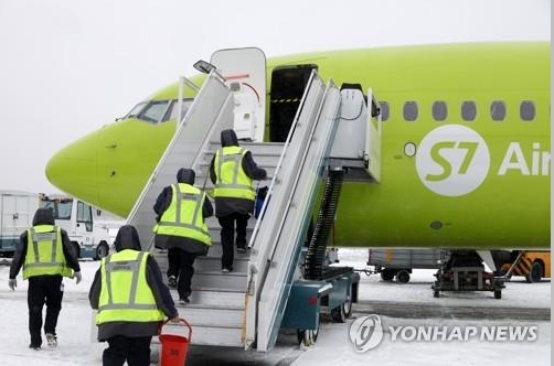 공항에 도착한 시베리아(S7) 항공기 내부를 정리하는 모습.