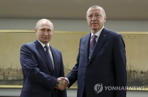 블라디미르 푸틴(왼쪽) 러시아 대통령과 레제프 타이이프 에르도안 터키 대통령이 8일(현지시간) 터키 이스탄불에서 정상회담에 앞서 악수를 하고 있다. 사진=연합