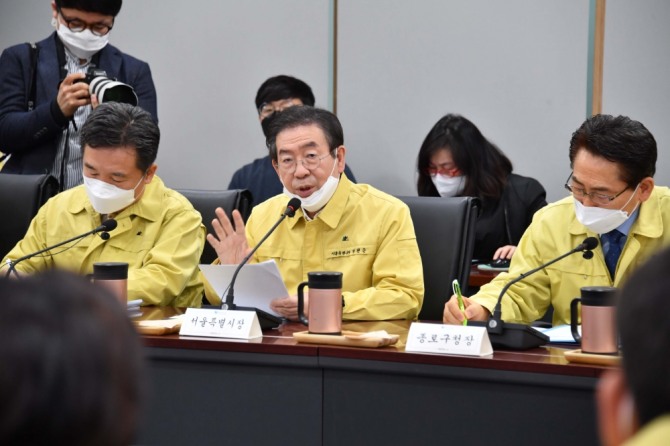 박원순 서울시장이 지난달 26일 서울 중구 서울시청 기획상황실에서 열린 '시장-구청장 긴급 비상대책회의'에 참석해 발언하고 있다. 사진=서울시 제공