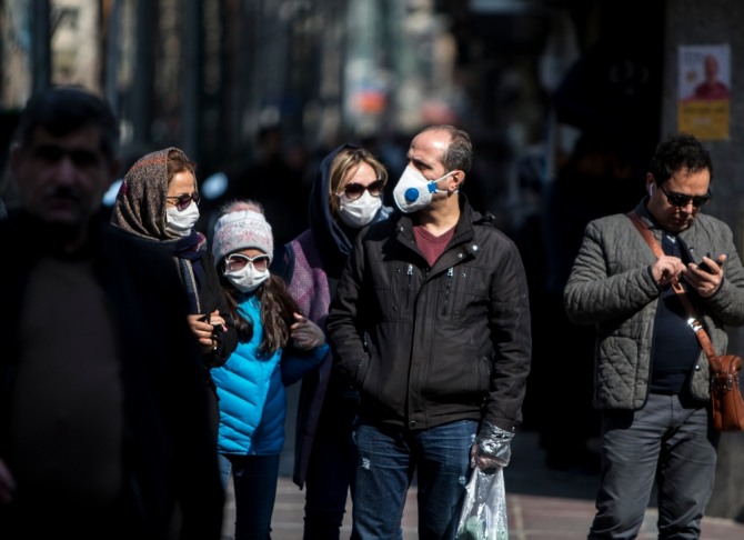 이란 수도 테헤란 시내에서 시민들이 마스크를 쓰고 이동하고 있다. 사진=뉴시스