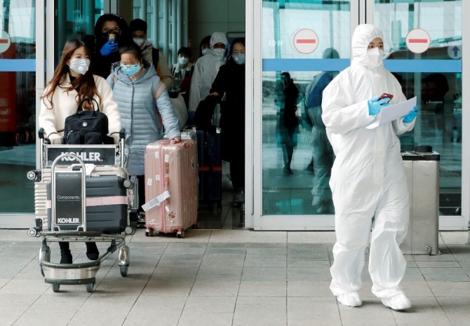 지난 28일 한·중 양국 교육부간 합의한 ‘유학생 상호간 출·입국 자제 권고’에 따라 입국자 수는 대폭 줄어들고 있다. 사진은 인천공항으로 들어온 중국인 유학생들이 이동하고 있는 모습. 사진=뉴시스