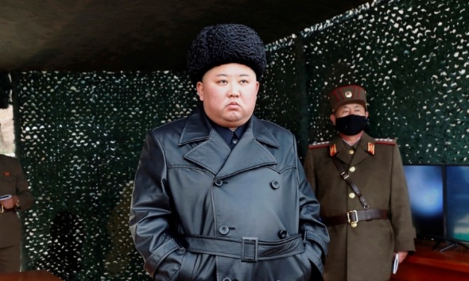 북한 당국이 제공한 사진에서 김정은 북한 국무위원장이 2일 북한 내 지역명이 공개되지 않은 장소에서 실시된 군사훈련을 현지 지도하고 있다. 북한은 이날 강원 원산 인근에서 동해상으로 방사포 2발을 발사했다. 사진=뉴시스