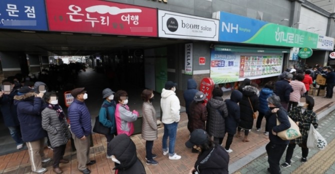 3일 서울 마포구 한 농협 하나로마트에서 시민들이 마스크를 구매하기 위해 길게 줄지어 서 있다. 사진=뉴시스