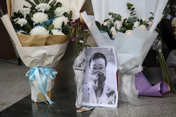 중국 의사 리원량은 코로나19의 위험을 최초로 알렸다가 '유언비어(루머) 유포' 혐의로 공안에 끌려갔고 2월 7일 사망했다. 중국 시민들은은 그가 괴담유포자가 아닌 영웅이라고 부르며 '휘파람 노래'로 애도했다. 사진=로이터