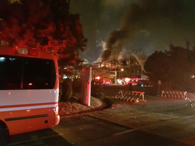 4일 새벽 3시경 충남 서산시 대산읍 롯데케미칼 대산공장에서 폭발사고가 발생했다.[사진=서산소방서]