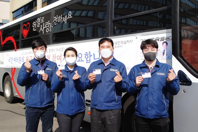 현대중공업 한영석 사장(오른쪽에서 두번째)과 회사 관계자들이 5일 헌열에 참여한 후 사진촬영에 임하고 있다. 사진=현대중공업