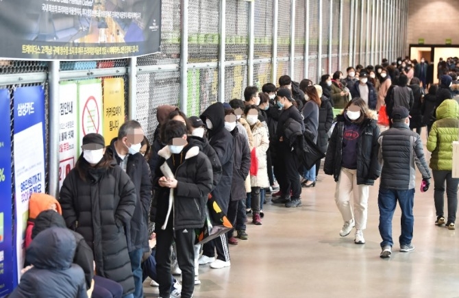 정부가 마스크의 재사용을 권고한 가운데 마스크를 구매하려는 소비자들이 줄을 서고 있다. 사진=뉴시스