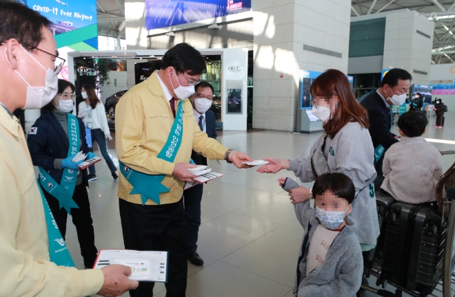 인천국제공항공사 구본환 사장(가운데 왼쪽)이 5일 인천공항에서 여객에게 코로나19 방역용품을 건네고 있다. 사진=인천국제공항공사 
