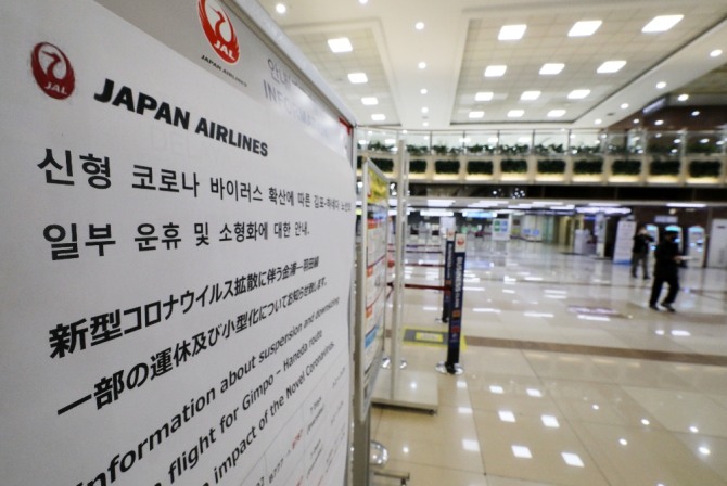 6일 김포국제공항 국제선 청사 내 일본 항공사 카운터 앞에 노선의 운휴와 소형화에 대한 안내문이 붙어 있다. 사진=뉴시스