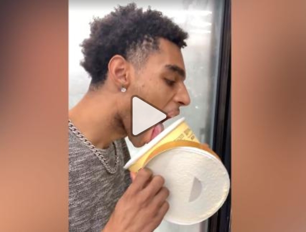 미국 캘리포니아 주 월마트에서 한 남성이 블루벨의 바닐라 아이스크림을 혀로 핥은 후 다시 냉동실에 넣은 혐의로 유죄를 선고받았다. 사진=CNN