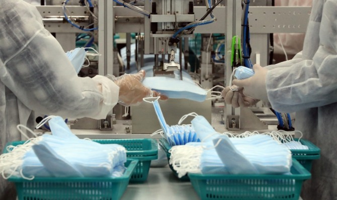 6일 경기도 평택의 마스크 제조공장인 우일씨앤텍 직원들이 신종 코로나바이러스 감염증(코로나19)에 필요한 마스크를 생산하고 있다. 사진=뉴시스