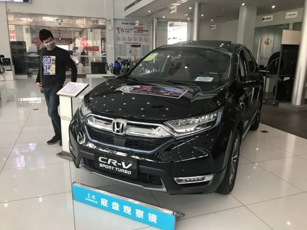 중국 광둥성 광저우시 혼다자동차 대리점에서 한 고객이 차량을 보고 있다. 사진=니혼게이자이신문