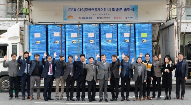 한국전력기술과 국가핵융합연구소 관계자들이 6일 경기 성남 핵융합 실험장비 중소기업 '모비스'에서 국제핵융합실험로(ITER) 중앙연동제어장치(CIS) 최종 공급분에 출하식을 갖고 기념사진을 찍고 있다. 사진=한국전력기술 