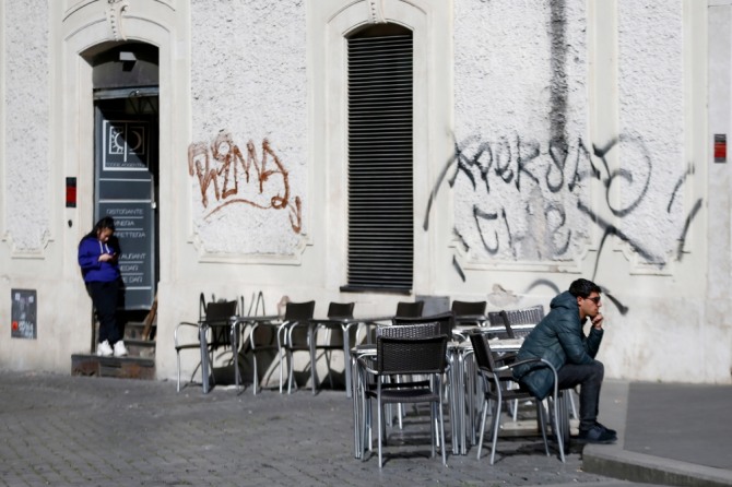 이탈리아에서 신종 코로나바이러스 감염증(코로나19) 확산에 대한 우려가 커지고 있는 가운데 7일 한 남성이 수도 로마의 라르고 아르헨티나 광장에 있는 한 카페의 텅 빈 테이블 의자에 앉아 있다. 사진=뉴시스