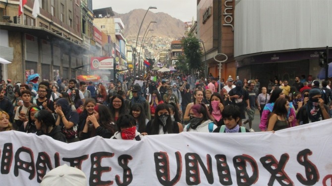 칠레 북부 앙투파가가스타 시내에서 고등학생들이 집회를 이끌고 있다. 사진=알자지라
