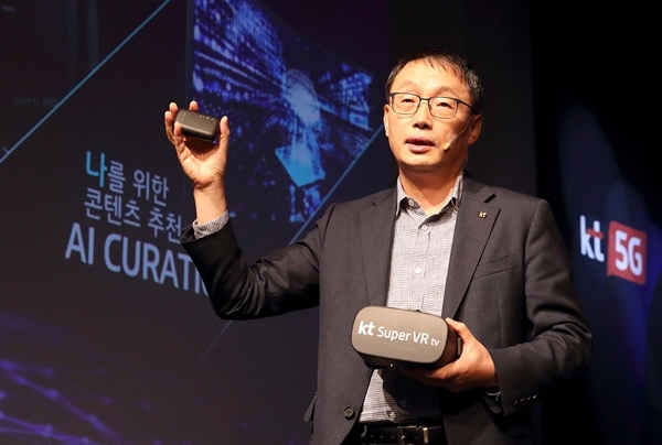 구현모 KT 사장이 지난해 기자간담회에서 ‘슈퍼 VR tv’와 초소형 무선 셋톱박스 ‘UHD 4’를 소개하고 있다. 사진=KT