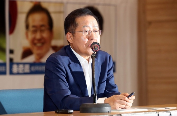홍준표 자유한국당 전 대표는 9일 기자회견을 갖고 지금은 탈당할 수 없다고 밝혔다. 