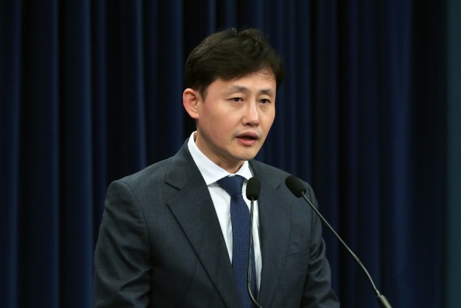 윤재관 청와대 부대변인은 9일 가짜뉴스에 대한 법적 대응을 밝혔다. 