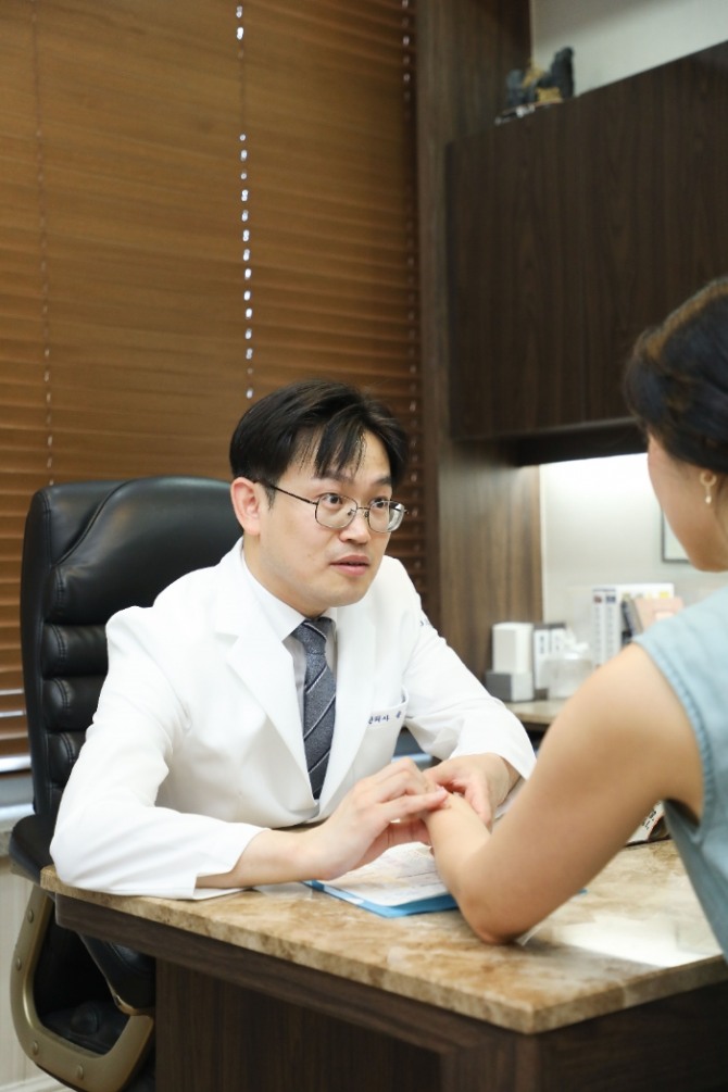 송주현 다이즐한의원 대전점 원장은 “한약 다이어트를 하면서 다이어트 도중에 일어나는 감정기복, 체력감소, 부작용 등이 다이어트의 의지를 감소시킬 때 전문가의 적절한 조언을 통해 몸 상태를 유지해야 꾸준한 감량을 기대할 수 있다”라고 설명했다. 송주현 원장이 내원환자를 진맥하고 있다. 사진=다이즐한의원 대전점