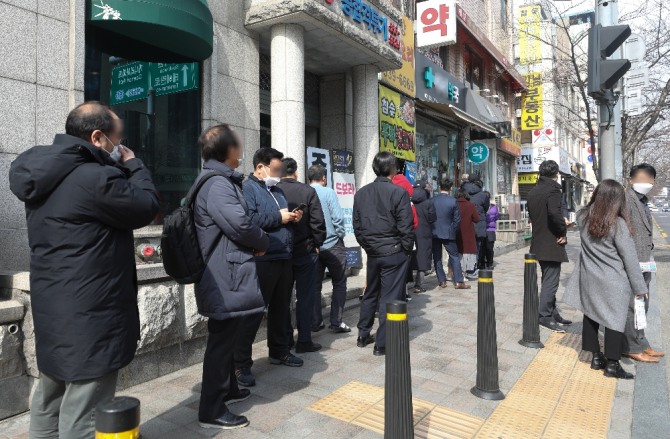 9일 서울시 강남구 역삼동 약국에서 마스크판매가 이행되고 있다. 사진=뉴시스