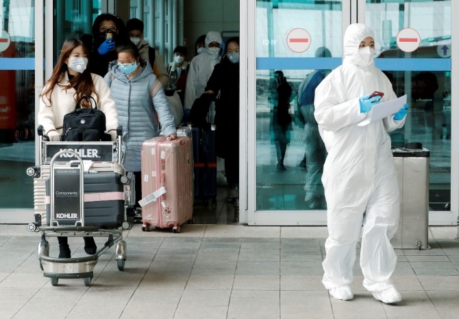 우리나라에서 신종 코로나 바이러스 감염증(코로나19)이 빠르게 확산되자 입국하려던 중국 유학생 4900여 명이 입국을 포기한 것으로 나타났다.사진은 인천국제공항을 통해 중국 유학생들이 입국하는 모습.사진=뉴시스