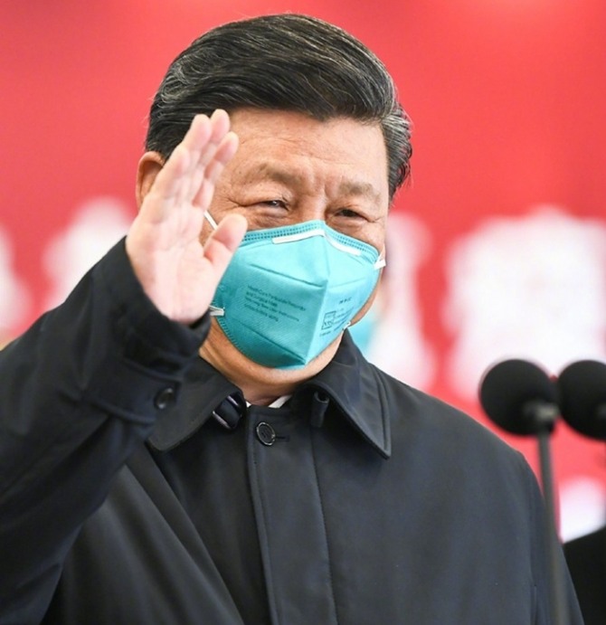 시진핑 중국 국가주석이 10일 우한을 방문해 손을 들어 시민들에게 답례하고 있다. 사진=인민일보