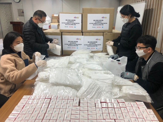이베이코리아가 대구경북 장애인생활공동체에 전달한 위생용품을 활동가들이 분류하고 있다. 사진=이베이코리아