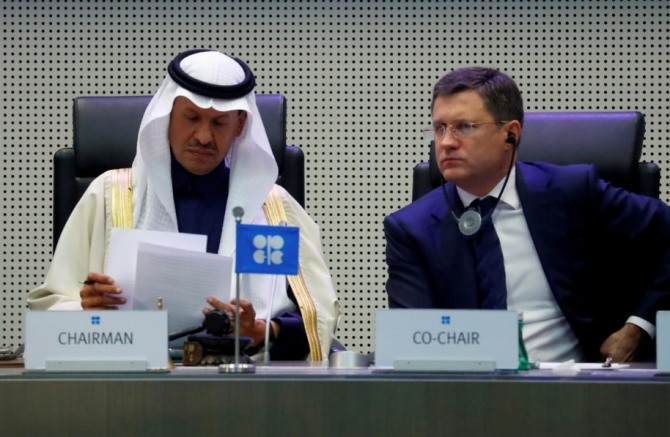 알렉산드르 노박 러시아 에너지부 장관(오른쪽)과 무함마드 빈살만 사우디아라비아 왕세자 겸 에너지부 장관이 지난해 12월 오스트리아 빈에서 열린 ‘OPEC+(OPEC플러스)’ 회의에 의장과 부의장 자격으로 각각 참석해 개의를 기다리고 있다. 사진=로이터