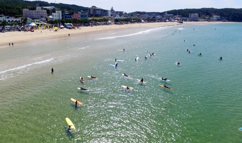 만리포 해변 서퍼. 사진=충남도 제공