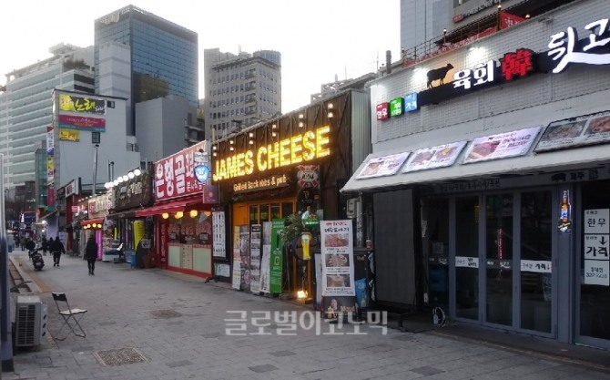 14일 오후 4시께 서울 마포 홍대앞 거리의 음식점들이 코로나19 사태에도 영업을 하고 있지만, 오가는 행인들이 적어 거리는 한산했다. 사진=오은서 기자