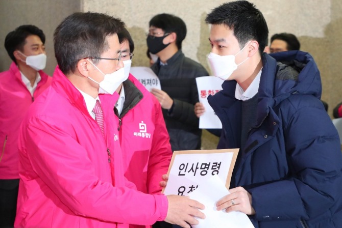 고용승계를 외치는 구 새로운보수당 당직자들이 16일 서울 여의도 국회에서 황교안 미래통합당 대표에게 인사명령요청서를 전달하고 있다. 사진=뉴시스