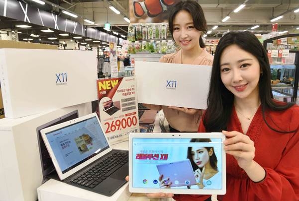 홈플러스가 전국 140개 홈플러스 매장과 온라인몰에서 교육용 태블릿PC '아이뮤즈 레볼루션 X11'을 선보인다. 사진=홈플러스