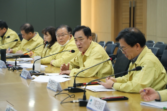 정장선 평택시장이 코로나19 확산 방지 대책회의를 하고 있다