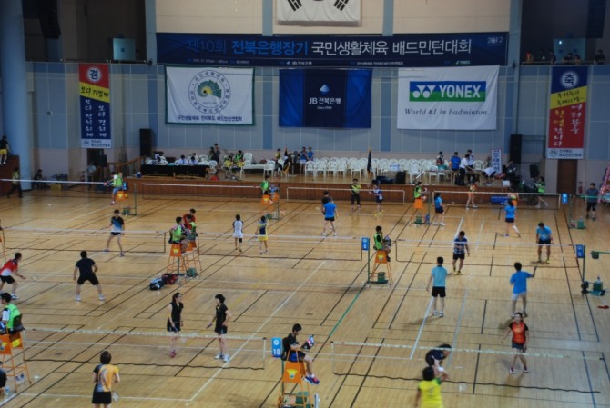 전북은행장기 국민생활체육 배드민턴대회에서 참가 선수들이 토너먼트 방식으로 경기를 진행하고 있다. 사진=뉴시스