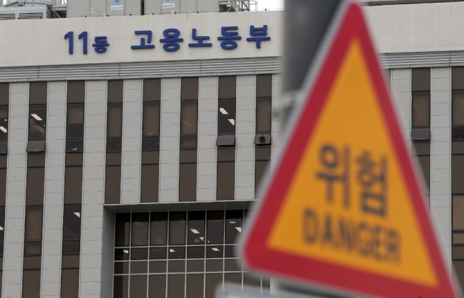 앞으로 직장 내 괴롭힘 피해자를 위한 상담센터가 현재 2곳에서 8곳으로 확대, 운영된다.정부세종청사 내 고용노동부 