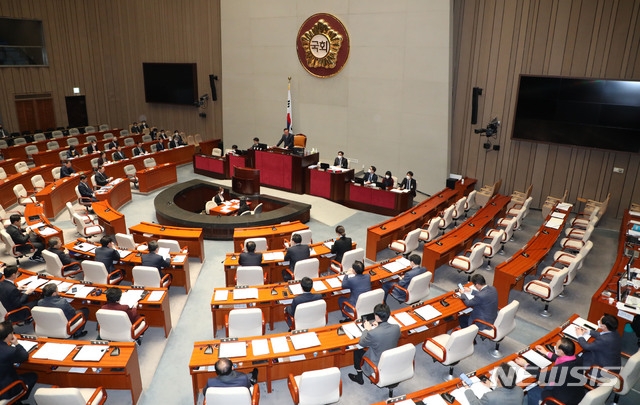 김재원 국회 예결위원장이 17일 서울 여의도 국회에서 열린 예산결산특별위원회 전체회의에서 회의를 주재하고 있다. 사진=뉴시스