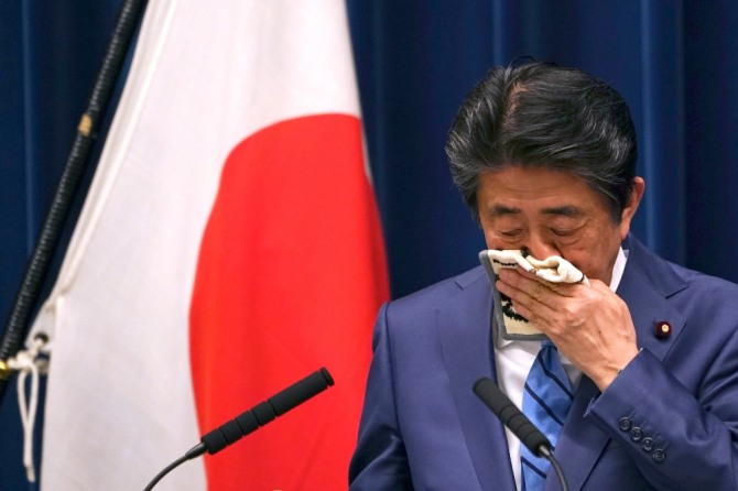 아베 신조 일본 총리가 지난 14일 기자회견 도중 손수건으로 얼굴을 닦고 있다. 사진=뉴시스