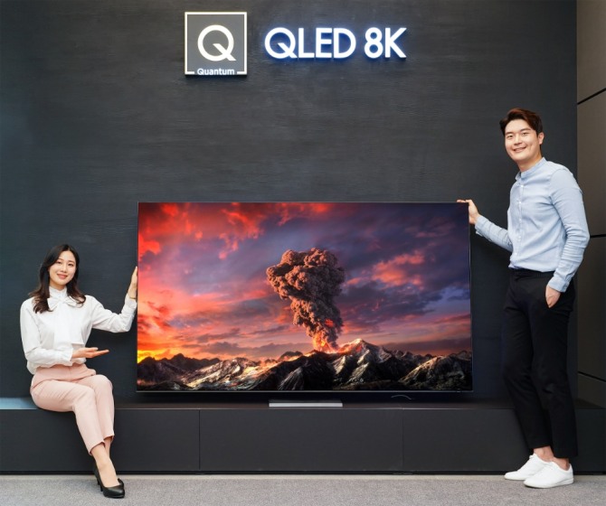 삼성전자 모델이 삼성 프리미엄 스토어 갤러리아 광교점에서 2020년형 QLED 8K TV 85형 QT950S 신제품을 소개하고 있다. 사진=삼성전자 제공