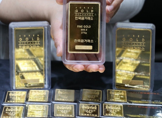 글로벌 경기침체 우려 속에서 현금자산확보 열기가 증가해 안전자산으로 불리던 금 가격이 약세를 나타내고 있다. 사진=뉴시스