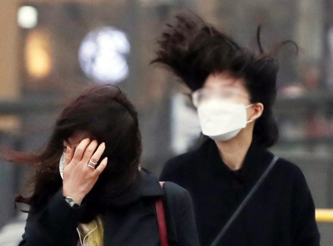 서울에 내려진 강풍 주의보가 19일 정오부터 강풍 경보로 격상되는 가운데 서울 광화문에서 시민들이 강한 바람을 맞고 있다. 사진=뉴시스