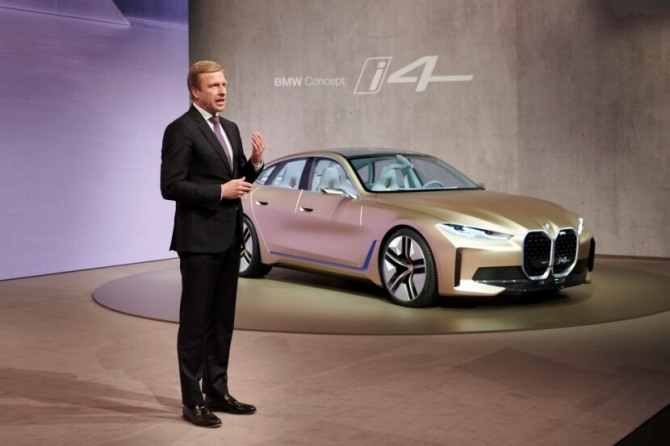 올리버 집세 BMW그룹 회장 겸 최고경영자(CEO)가 18일(현지시각) 독일 뮌헨 본사에서 2019년 실적과 미래전략을 발표하고 있다. 사진=BMW블로그