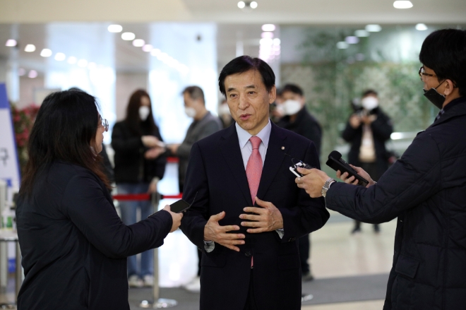 이주열 한국은행 총재가 20일 서울 중구 한국은행 본관으로 출근하면서 취재진 질문에 답하고 있다사진=한국은행
