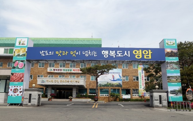 전남 영암군은 최근 고농도 초미세먼지가 지속되고 코로나19 위기 경보 “심각” 단계가 지속되고 있는 가운데 미세먼지 예방겸용 마스크를 긴급 구매하여 지원하고 있다. / 전남 영암군=제공