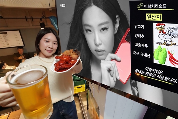 KT 모델들이 소상공인 매장에서 활용 중인 올레 tv '우리가게tv' 서비스를 소개하고 있다. 사진=KT