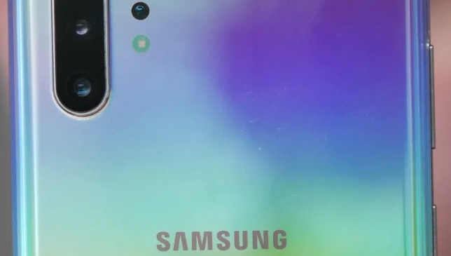 삼성 스마트폰 이용자들이 갤럭시 스마트폰에 자체 개발한 엑시노스 칩셋 사용을 중단해 달라고 청원했다.