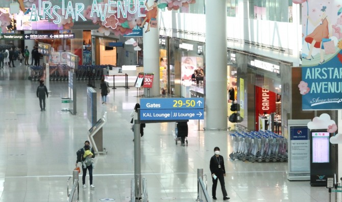 코로나19 확진자 증가로 출입국 승객들이 감소해 지난 13일 오전 인천공항이 한산하다. 사진=뉴시스